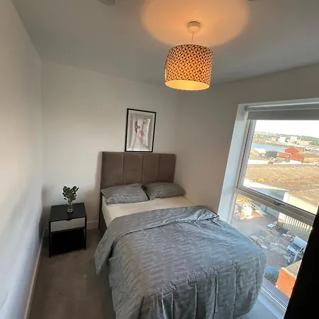 Deluxe Double Bed In Shared Near Canary Wharf, Airport & O2 Arena With Thames View London