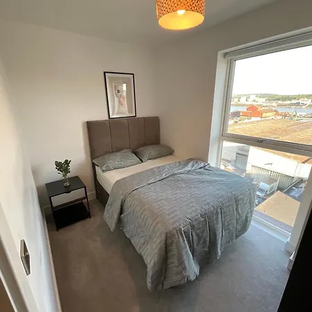 Apartment Deluxe Double Bed In Shared Near Canary Wharf, Airport & O2 Arena With Thames View *