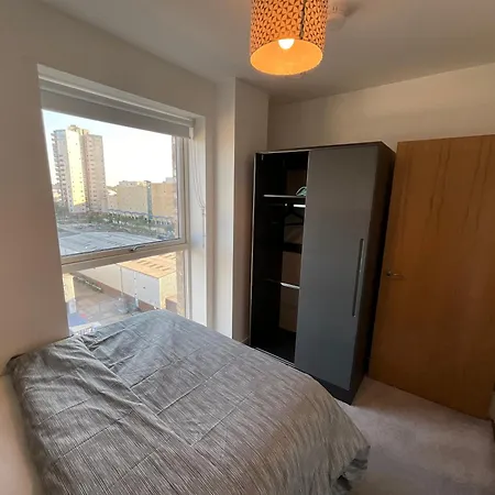 Deluxe Double Bed In Shared Near Canary Wharf, Airport & O2 Arena With Thames View Apartment London