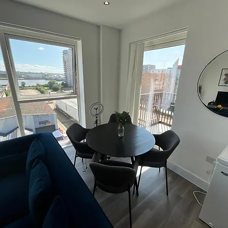 Deluxe Double Bed In Shared Near Canary Wharf, Airport & O2 Arena With Thames View * London
