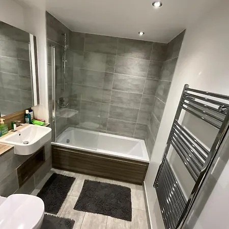 Deluxe Double Bed In Shared Near Canary Wharf, Airport & O2 Arena With Thames View *