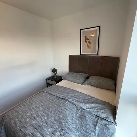 Deluxe Double Bed In Shared Near Canary Wharf, Airport & O2 Arena With Thames View