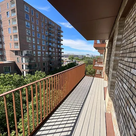 Deluxe Double Bed In Shared Near Canary Wharf, Airport & O2 Arena With Thames View * London