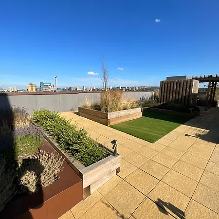 Apartment Deluxe Double Bed In Shared Near Canary Wharf, Airport & O2 Arena With Thames View *