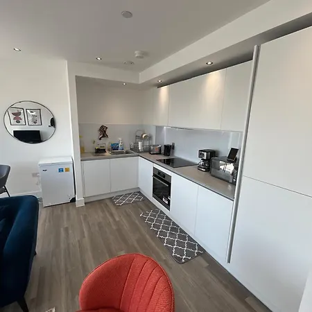 Apartment 1br Gem In Shared Near O2 Arena & Excel With Patio, Private Bath, Free Parking & Garden *