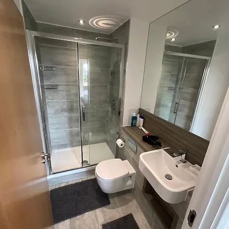 Apartment 1br Gem In Shared Near O2 Arena & Excel With Patio, Private Bath, Free Parking & Garden