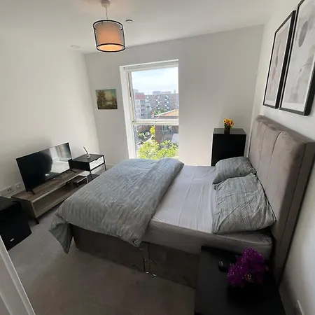 Apartment 1br Gem In Shared Near O2 Arena & Excel With Patio, Private Bath, Free Parking & Garden London