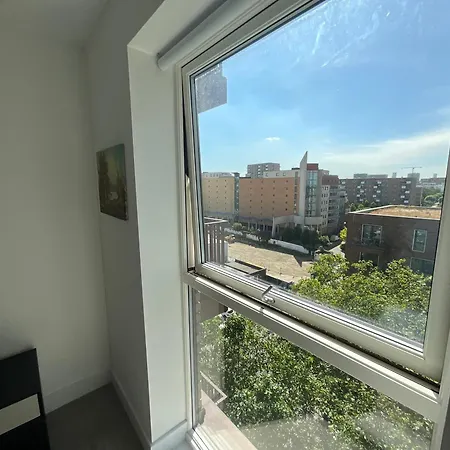 Apartment 1br Gem In Shared Near O2 Arena & Excel With Patio, Private Bath, Free Parking & Garden London
