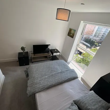 1br Gem In Shared Near O2 Arena & Excel With Patio, Private Bath, Free Parking & Garden Apartment