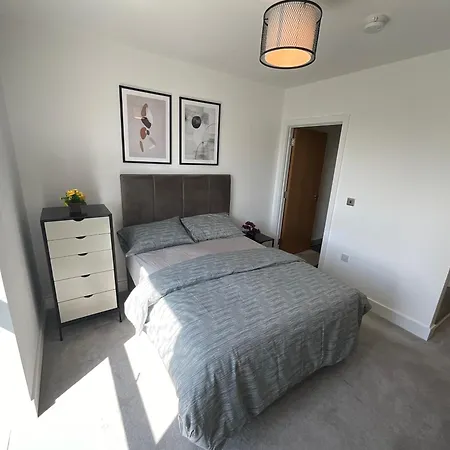 Apartment 1br Gem In Shared Near O2 Arena & Excel With Patio, Private Bath, Free Parking & Garden *