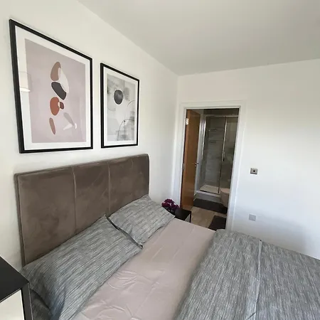 Apartment 1br Gem In Shared Near O2 Arena & Excel With Patio, Private Bath, Free Parking & Garden