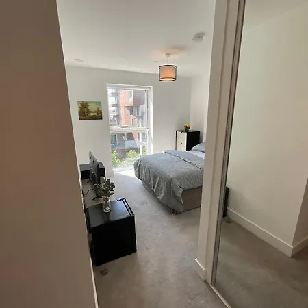 1br Gem In Shared Near O2 Arena & Excel With Patio, Private Bath, Free Parking & Garden