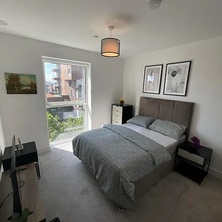 1br Gem In Shared Near O2 Arena & Excel With Patio, Private Bath, Free Parking & Garden Apartment *