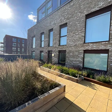 Apartment 1br Gem In Shared Near O2 Arena & Excel With Patio, Private Bath, Free Parking & Garden *