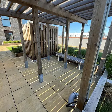 1br Gem In Shared Near O2 Arena & Excel With Patio, Private Bath, Free Parking & Garden Apartment *