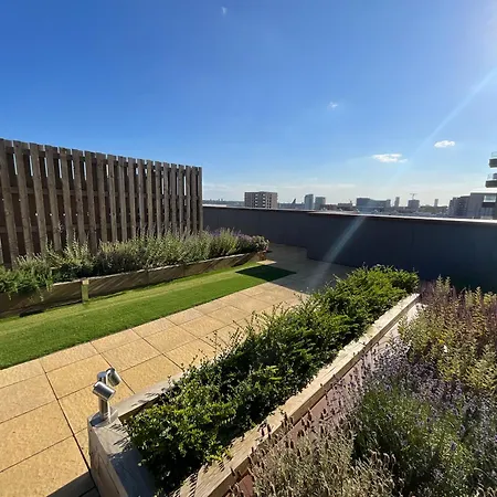 1br Gem In Shared Near O2 Arena & Excel With Patio, Private Bath, Free Parking & Garden *