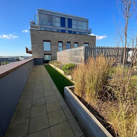 Apartment 1br Gem In Shared Near O2 Arena & Excel With Patio, Private Bath, Free Parking & Garden
