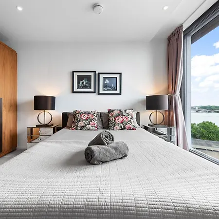 River Panorama 2 Bedroom New Development アパートホテル ロンドン
