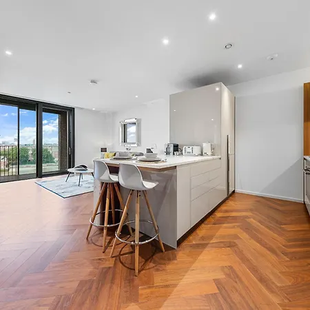 River Panorama 2 Bedroom New Development * Londra