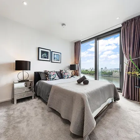 River Panorama 2 Bedroom New Development アパートホテル ロンドン