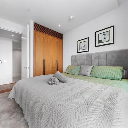 River Panorama 2 Bedroom New Development アパートホテル ロンドン