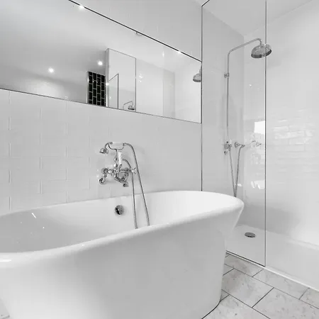 アパートホテル River Panorama 2 Bedroom New Development ロンドン