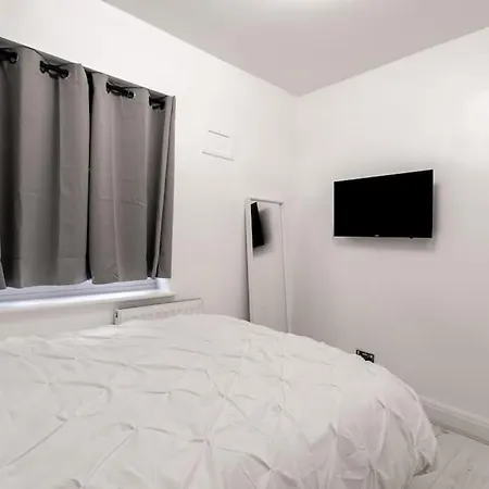 2 Bed In Wembley, Ealing, London * Perivale