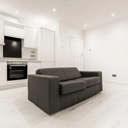 Apartment 2 Bed In Wembley, Ealing, London Perivale