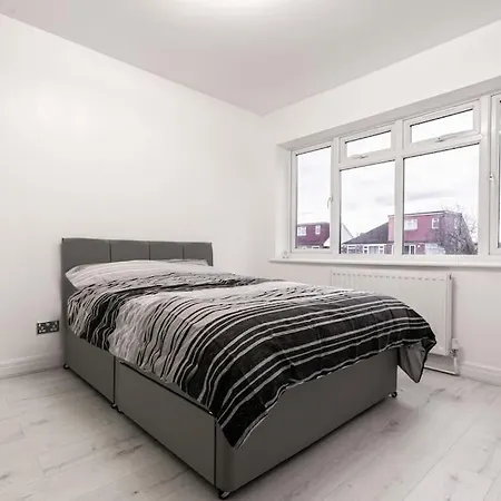 2 Bed In Wembley, Ealing, London