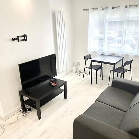 2 Bed In Wembley, Ealing, London Perivale