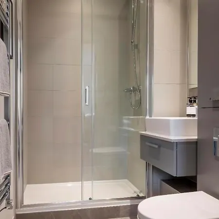 Flagship Luxury Villa. Near Mayfair And Hyde Park - Sleeps 16 Londen