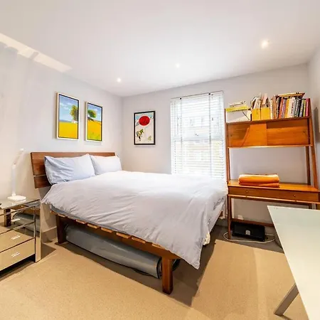 Luxurious & Modern 2 Bedroom Notting Hill Townhouse * London