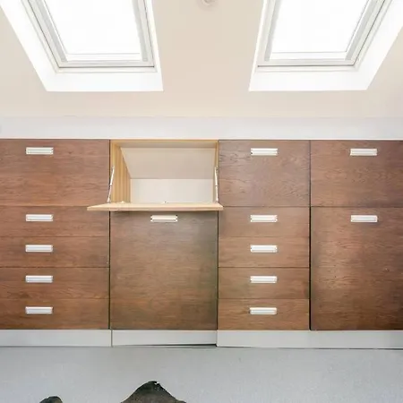 Luxurious & Modern 2 Bedroom Notting Hill Townhouse Apartment