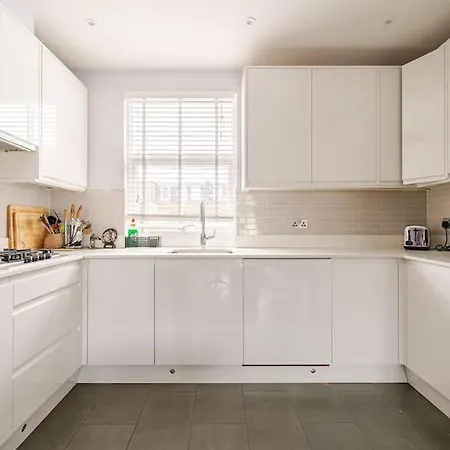Luxurious & Modern 2 Bedroom Notting Hill Townhouse *