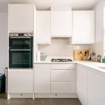 Luxurious & Modern 2 Bedroom Notting Hill Townhouse London