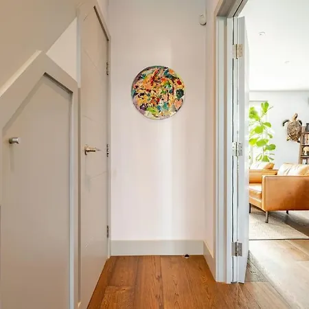 Luxurious & Modern 2 Bedroom Notting Hill Townhouse Apartment