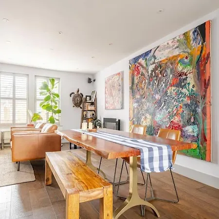 Luxurious & Modern 2 Bedroom Notting Hill Townhouse London