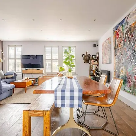Luxurious & Modern 2 Bedroom Notting Hill Townhouse