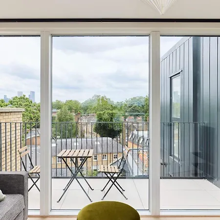 The East Mile Quarters - Gorgeous 3bdr Flat With Balcony London