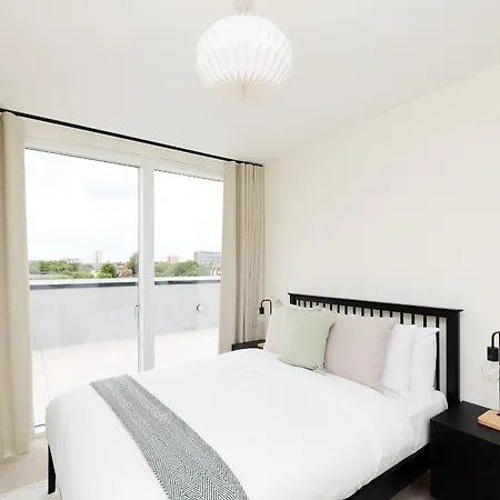 The East Mile Quarters - Gorgeous 3bdr Flat With Balcony Apartment