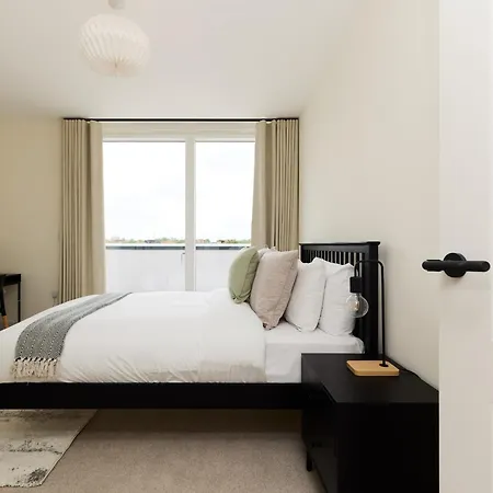 The East Mile Quarters - Gorgeous 3bdr Flat With Balcony * London