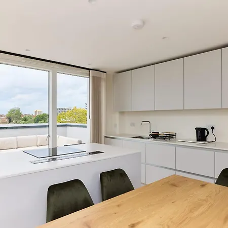 The East Mile Quarters - Gorgeous 3bdr Flat With Balcony