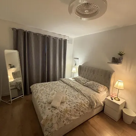 Charming And Cosy London Home, Garden, Parking & Family Fun * Mitcham
