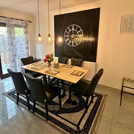 Charming And Cosy London Home, Garden, Parking & Family Fun Hébergement de vacances Mitcham