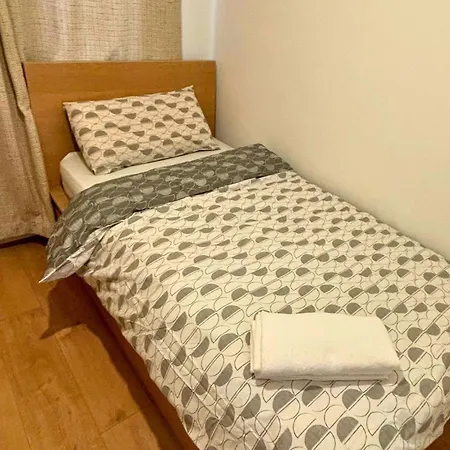 Charming And Cosy London Home, Garden, Parking & Family Fun