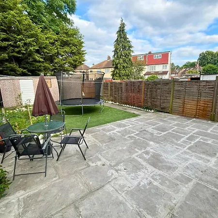 Charming And Cosy London Home, Garden, Parking & Family Fun Mitcham