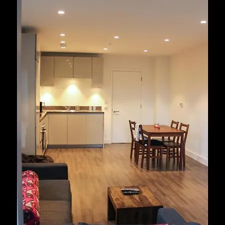 Charming With 2 Bedrooms Apartment London