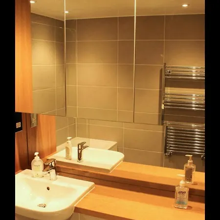 Charming With 2 Bedrooms *