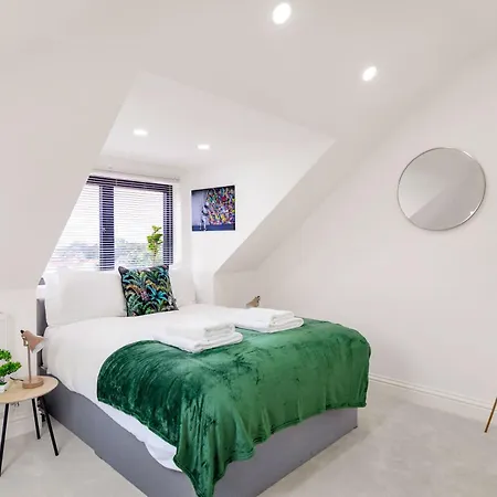 Lux 5 Occupancy Flat Free Parking & Views * London