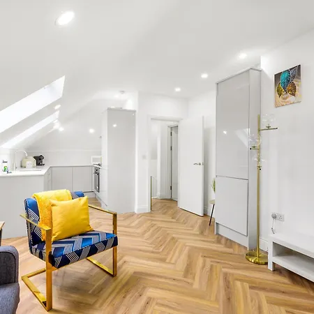 Lux 5 Occupancy Flat Free Parking & Views Apartment London